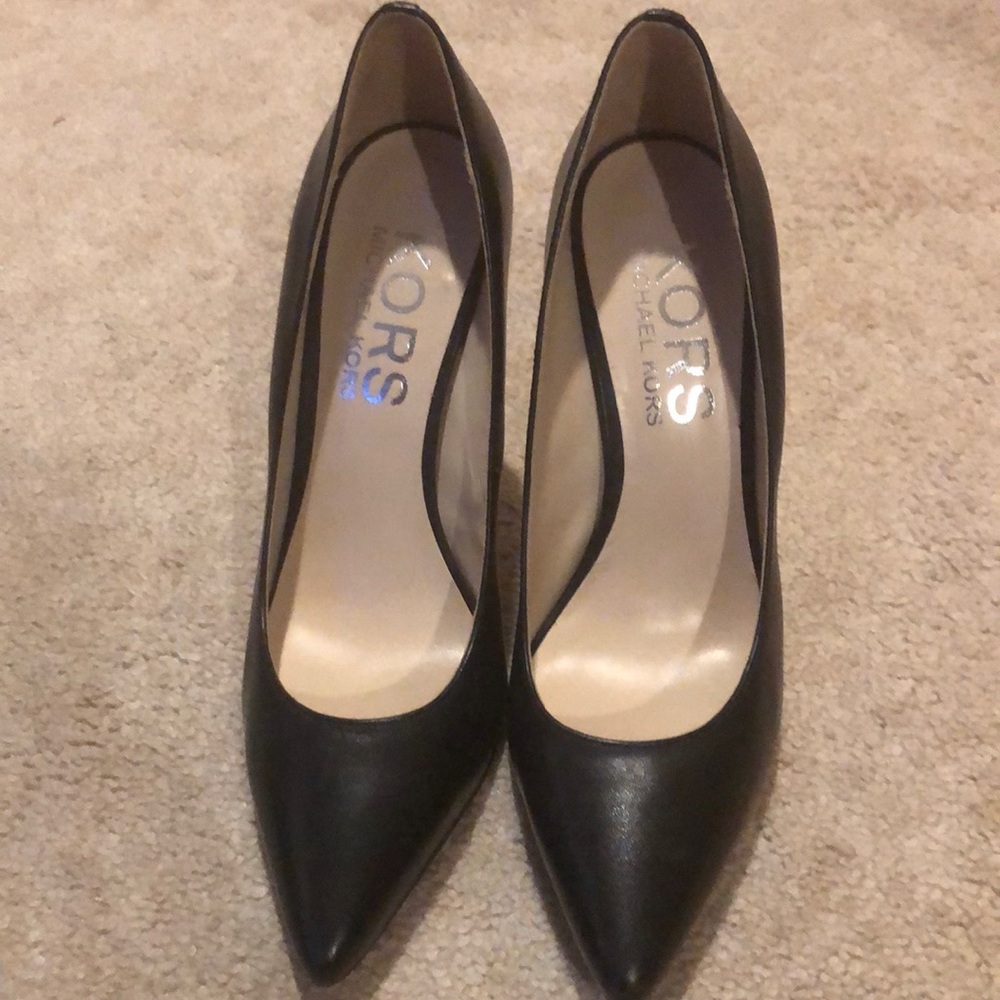 Michael Kors black leather pumps